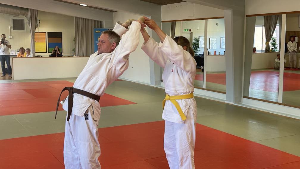 Featured image for “Nygraderade Judoka till orange och brunt bälte!”